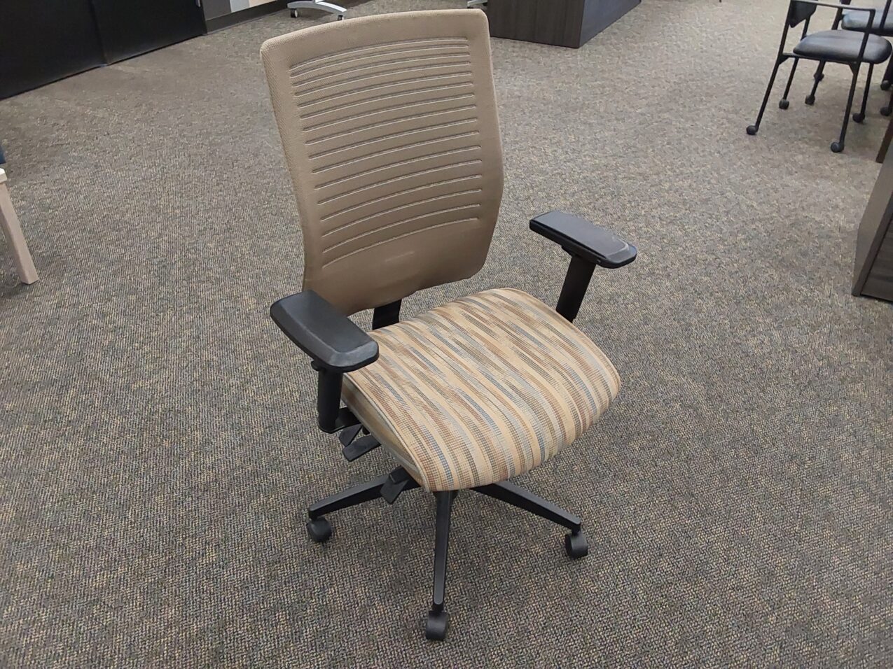 Global Mesh Task Chair